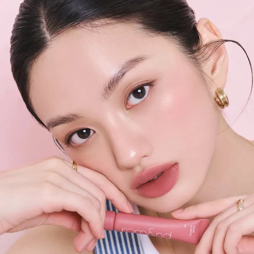 rom&nd Color Lip Matte 02 - model wearing